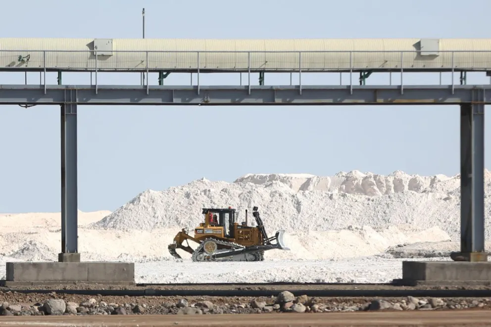 Maquinaria trabajando en una planta de litio en Colcha K (Bolivia). Foto: EFE 