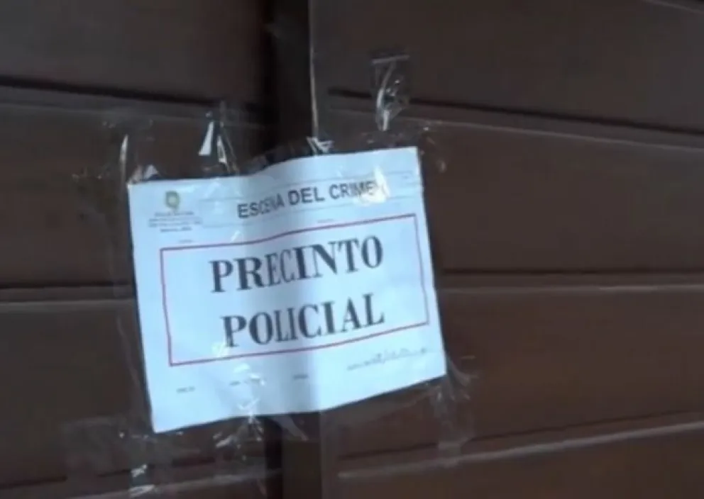 La Policía precintó la casa donde se hallaron a las personas sin vida. Foto: ABI