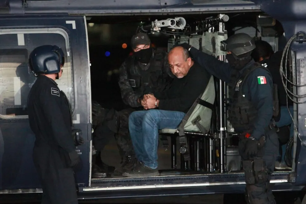 Fotografía de archivo del 27 de febrero de 2015 que muestra el líder del cartel de Los Caballeros Templarios, Servando Gómez Martínez alias 'La Tuta', siendo escoltado en el hangar de la Procuraduría General de la República, en Ciudad de México. Foto: EFE