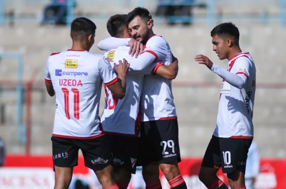 Triverio (29) se abraza con Cuéllar después de marcar el tercer gol de Always. Uzeda y Paniagua se suman al festejo. Foto: club Alwas Ready