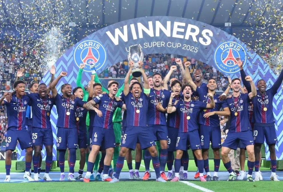 Futbolistas del club francés levantan su trofeo de campeón. Foto: PSG.