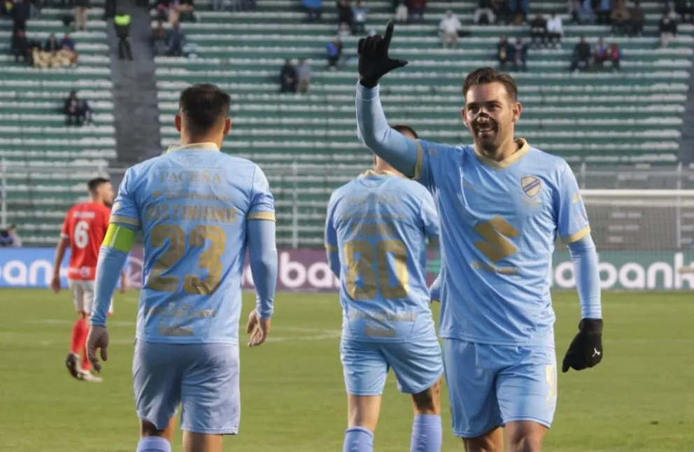Martín Cauteruccio festeja el gol que le hizo a Cienciano en el estadio Hernando Siles. Foto: Agencia Marka Registrada
