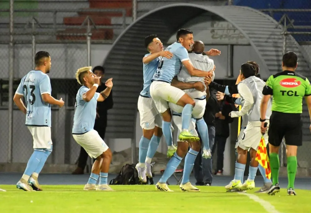 La celebración del tercer gol del equipo cochabambino. Foto: Marka Registrada