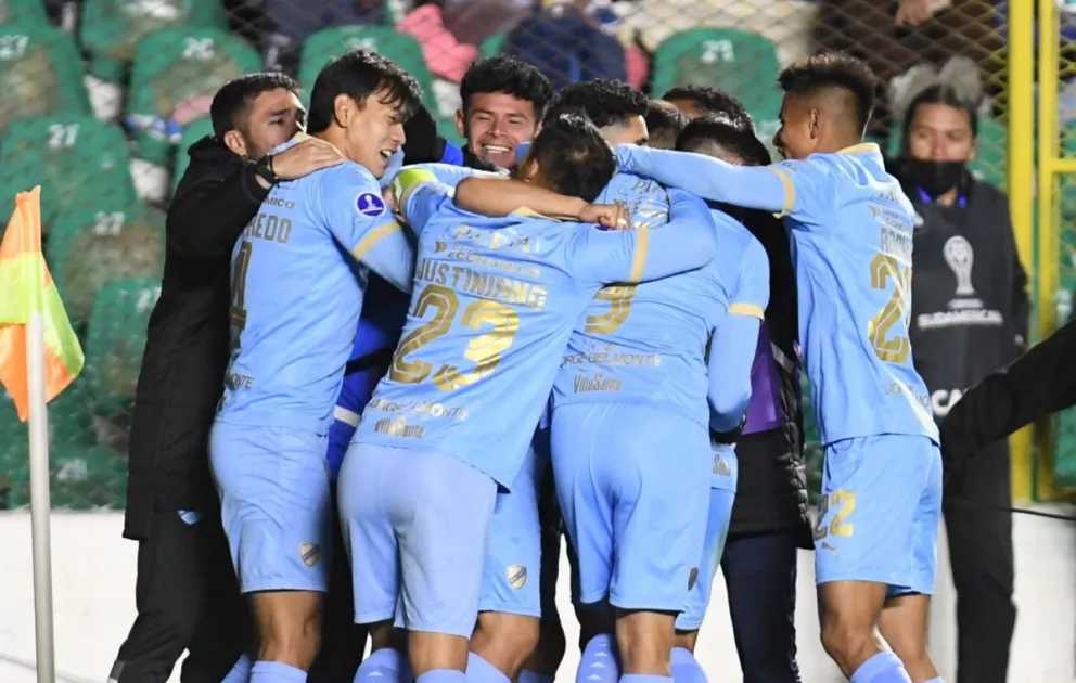 Los jugadores de Bolívar celebran uno de sus goles. Foto: Agencia Marka Registrada.