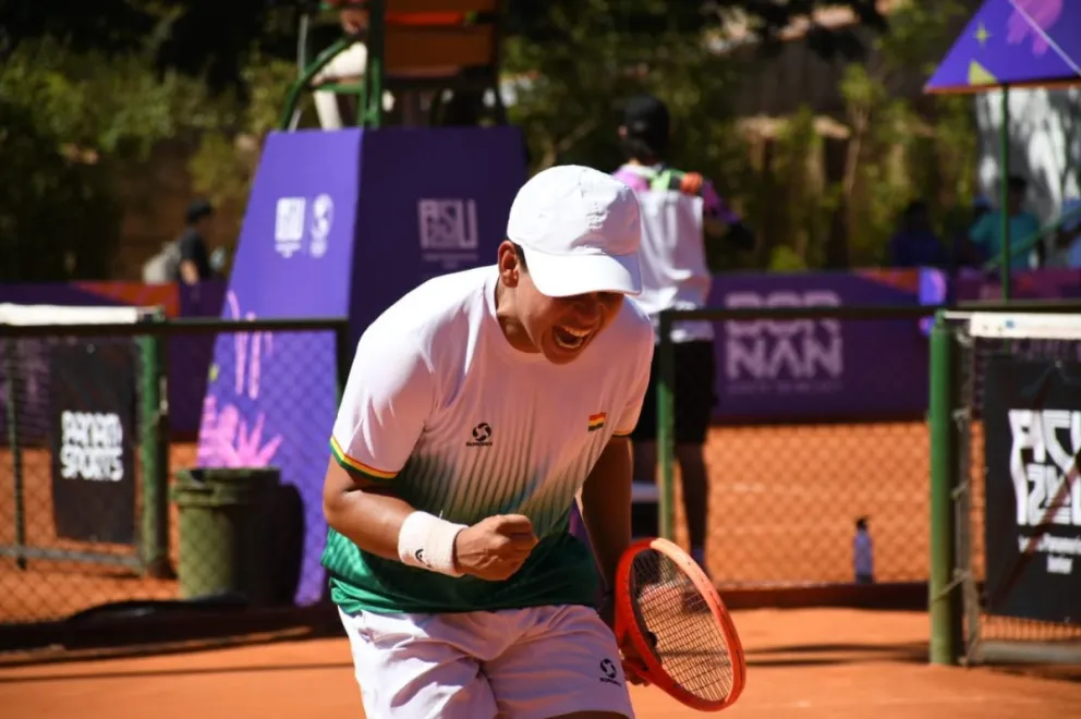 Lora celebra luego de su triunfo en octavos de final. Foto: COB.