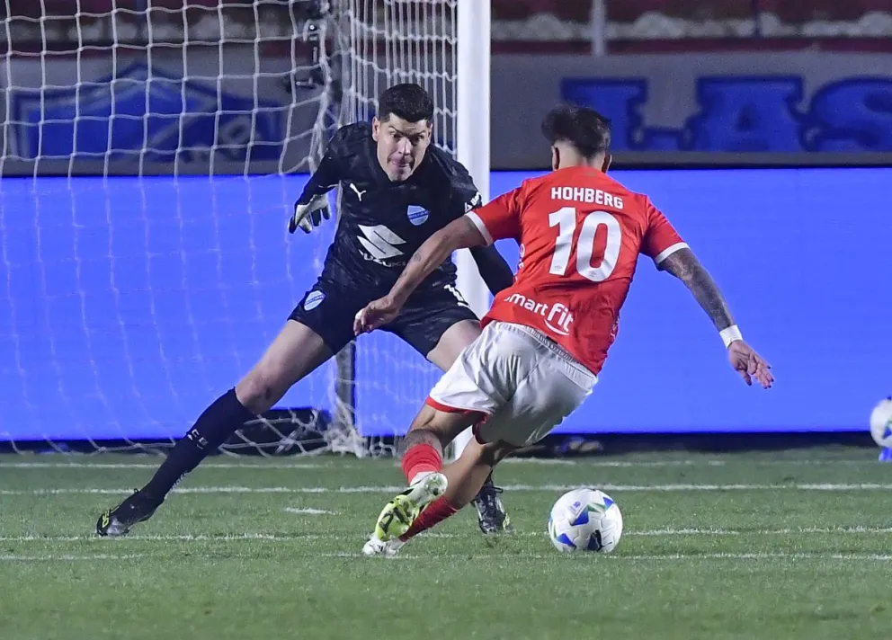 Carlos Lampe, el arquero de Bolívar, le gana en el mano a mano al atacante Hohberg del Cienciano. Foto: APG