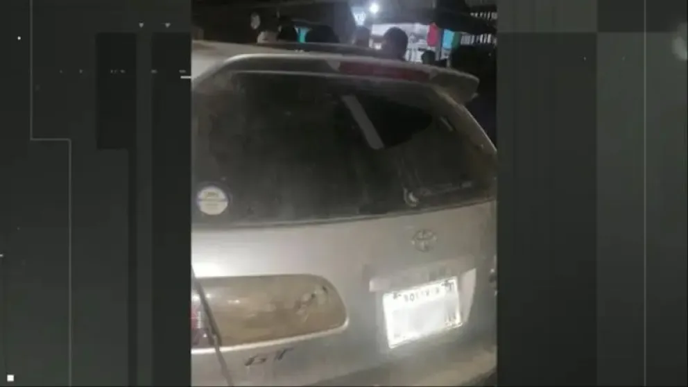 La parte posterior del vehículo acribillado. FOTO: Captura de video de la Red Uno