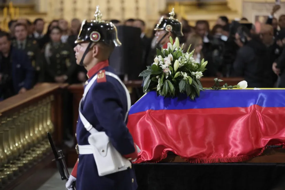 Integrantes del Batallón Guardia Presidencial vigilan el féretro de Miguel Uribe. Foto: EFE