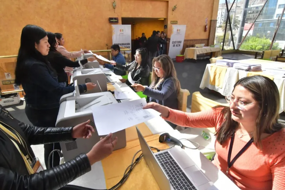 Personal del Tribunal Electoral Departamental de La Paz durante un  simulacro de cómputo electoral. Foto: APG 