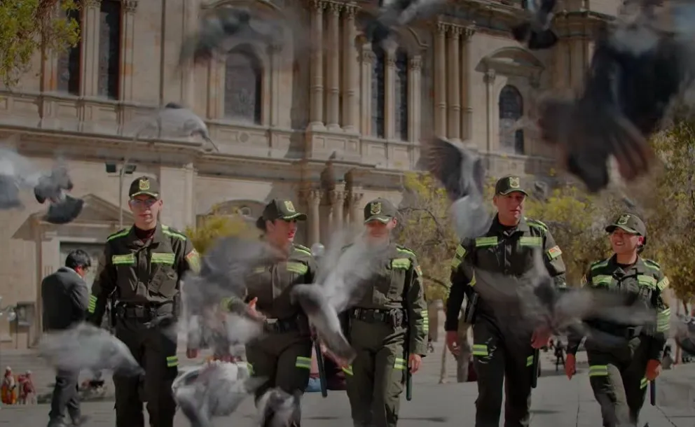 Imagen de uniformados en la Plaza Murillo. Foto: Captura videoclip Policía Boliviana