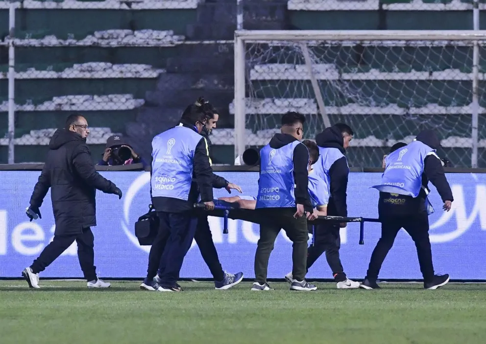 El defensor Echeverría fue retirado en camilla del partido jugado en el Siles. Foto: APG