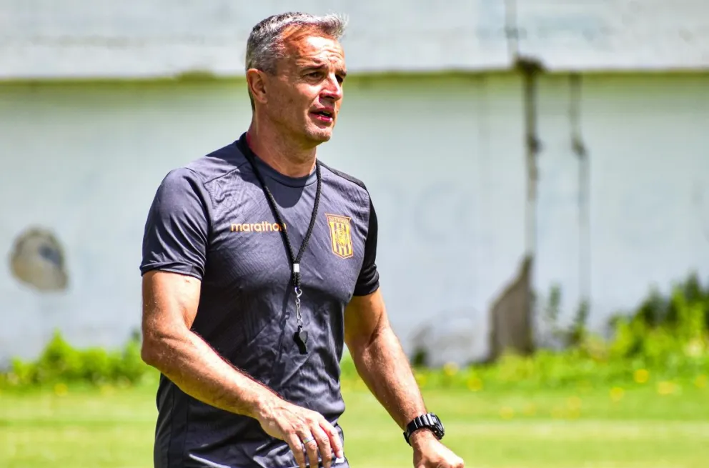 El entrenador argentino Pablo Lavallén en una práctica del Tigre en Achumani. Foto: club The Strongest