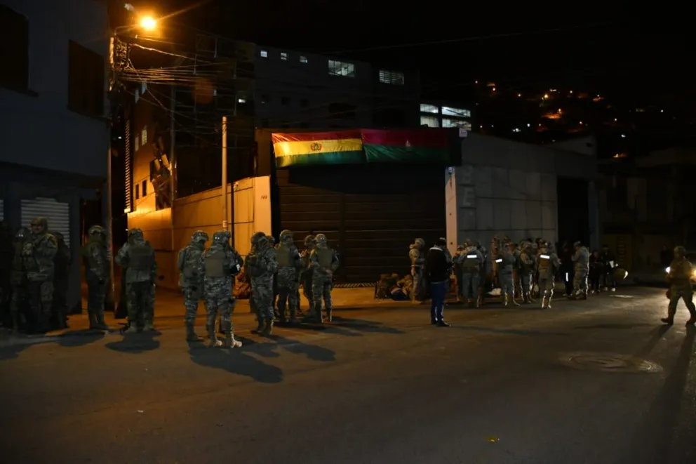 Efectivos de las FFAA custodian el material electoral para el domingo. Foto: APG