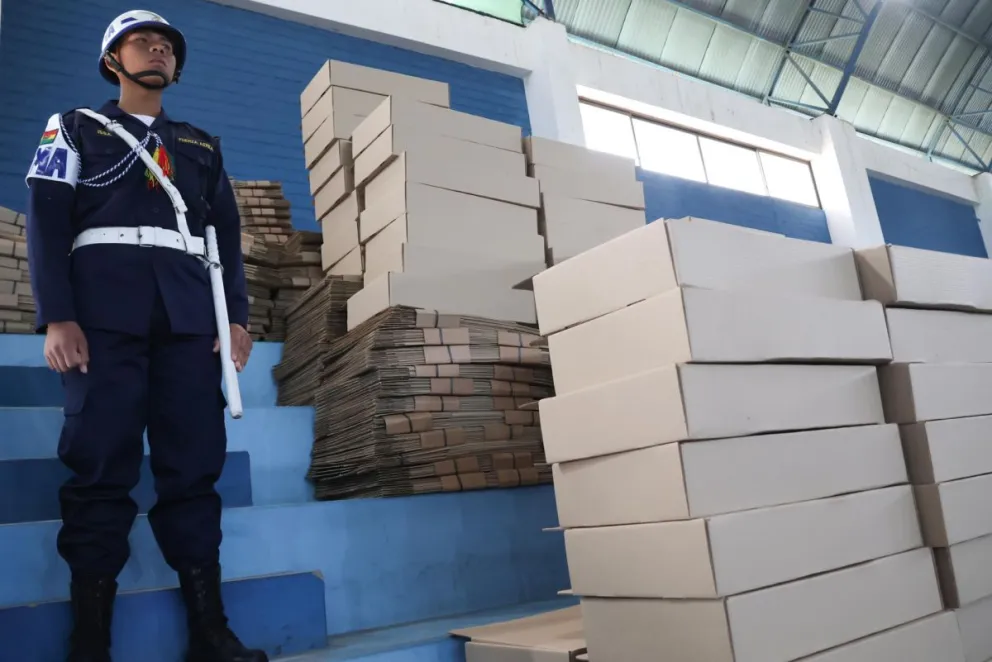 Un efectivo de la Fuerza Aérea Boliviana custodia materiales para las elecciones. Foto: EFE
