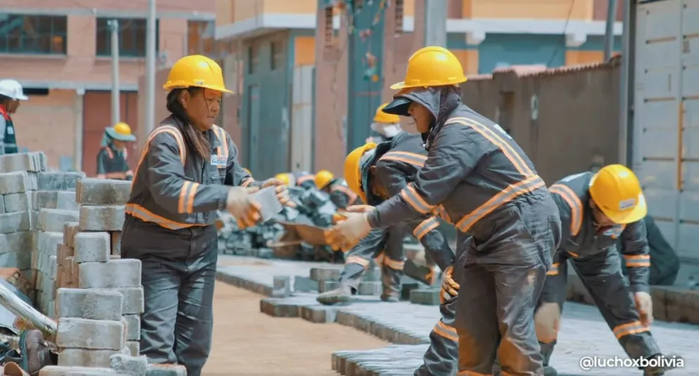 Mujeres constructoras del Programa de Enlosetado Comunitario impulsado por el Gobierno. Foto: ABI