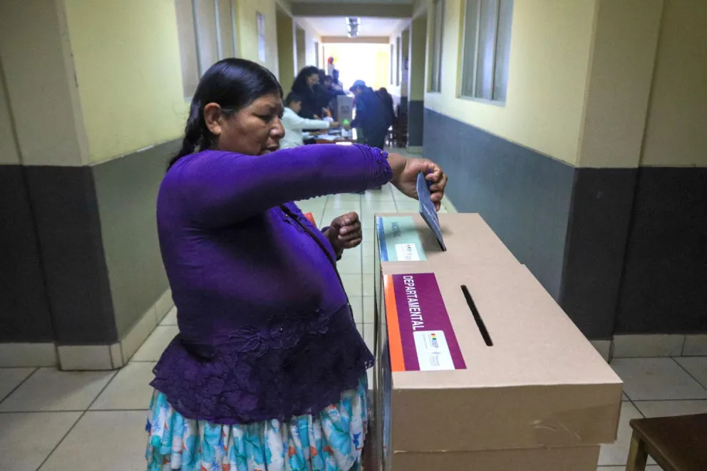 Una mujer vota durante las últimas elecciones judiciales. Foto: EFE