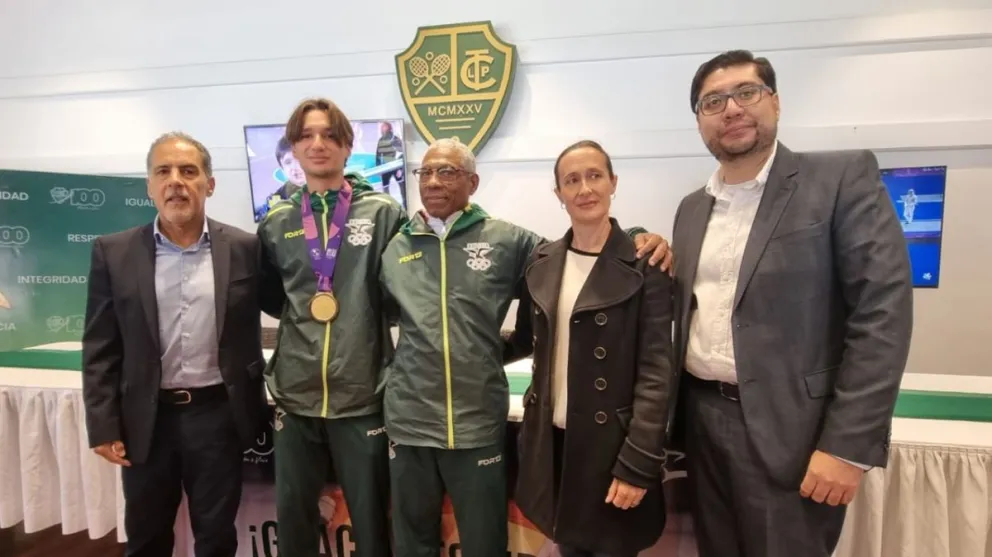 Esteban junto a su entrenador, su madre Jennifer y miembros del CTLP. Foto: Marcelo Avendaño.