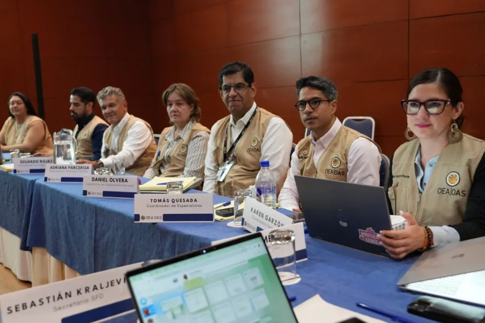 Integrantes de la misión de la OEA. Foto: X de la OEA 