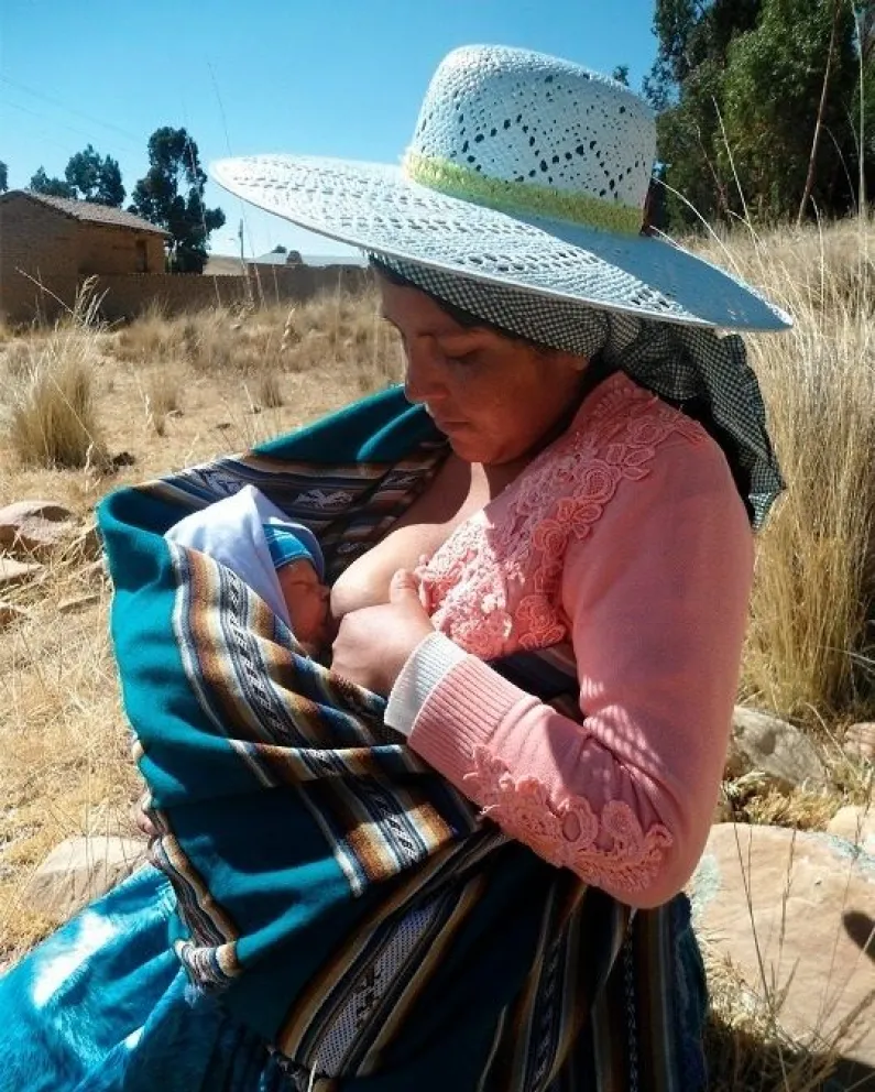Una madre alimenta a su bebé. Foto: Ministerio de Salud