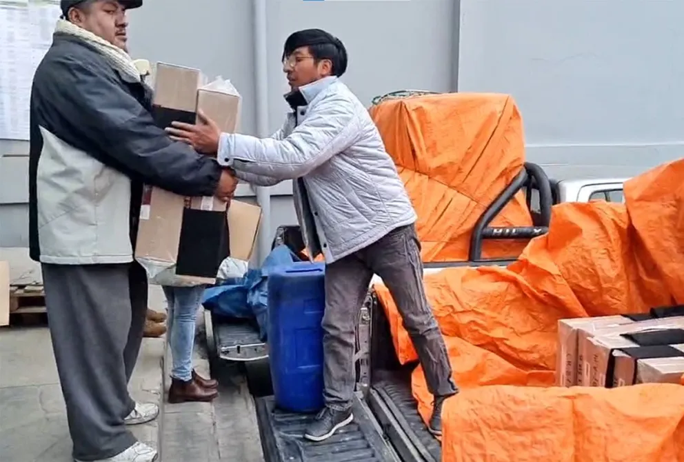 Carga de las maletas electorales en el Tribunal Departamental Electoral de La Paz para su distribución en el área rural. Foto: Captura TED La Paz.