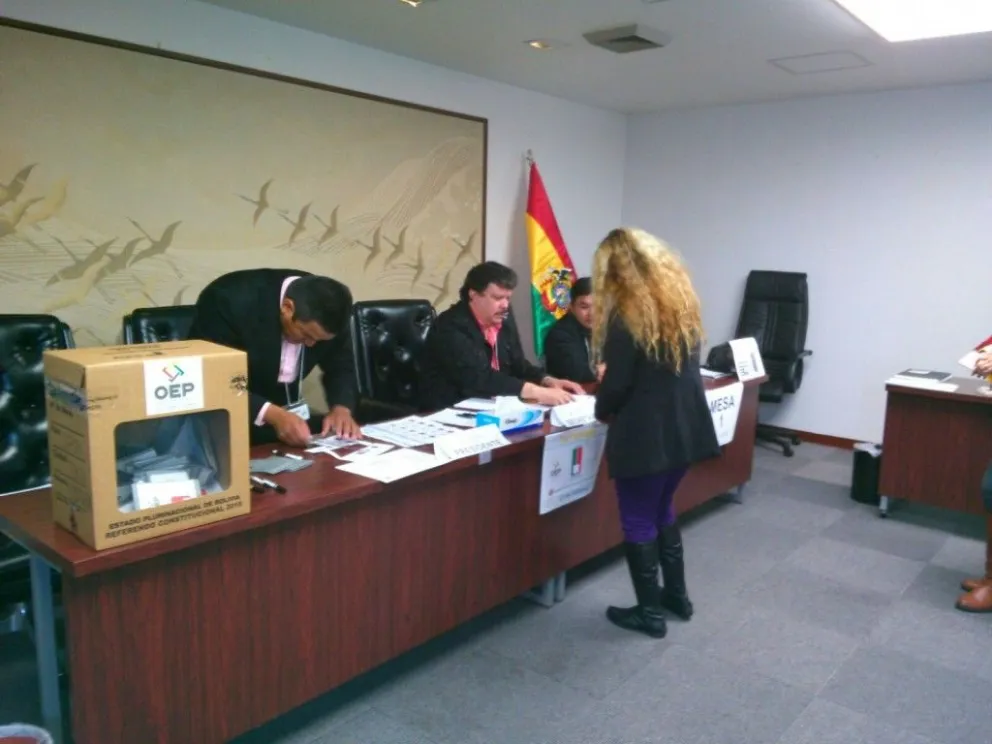 Un ciudadano boliviano emitiendo su voto en Japón, durante las Elecciones del 18 de octubre de 2020. Foto: fuentedirecta.oep.org.bo