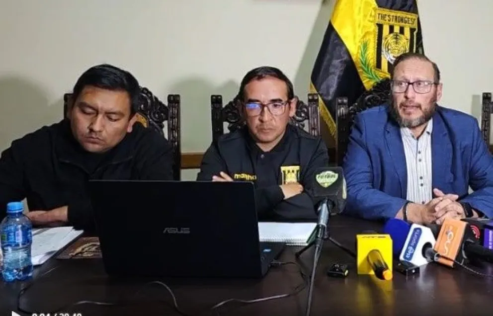 José Gudiño (izq.), Juan Pablo Avilés y Antonio Kosovic en la conferencia de prensa de este martes. Foto: captura video Futbolmanía