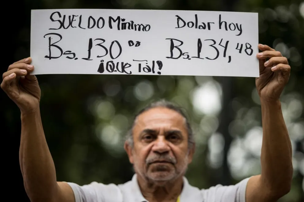 Una persona sostiene un cartel durante una manifestación este jueves, en Caracas (Venezuela). Fotos: EFE
