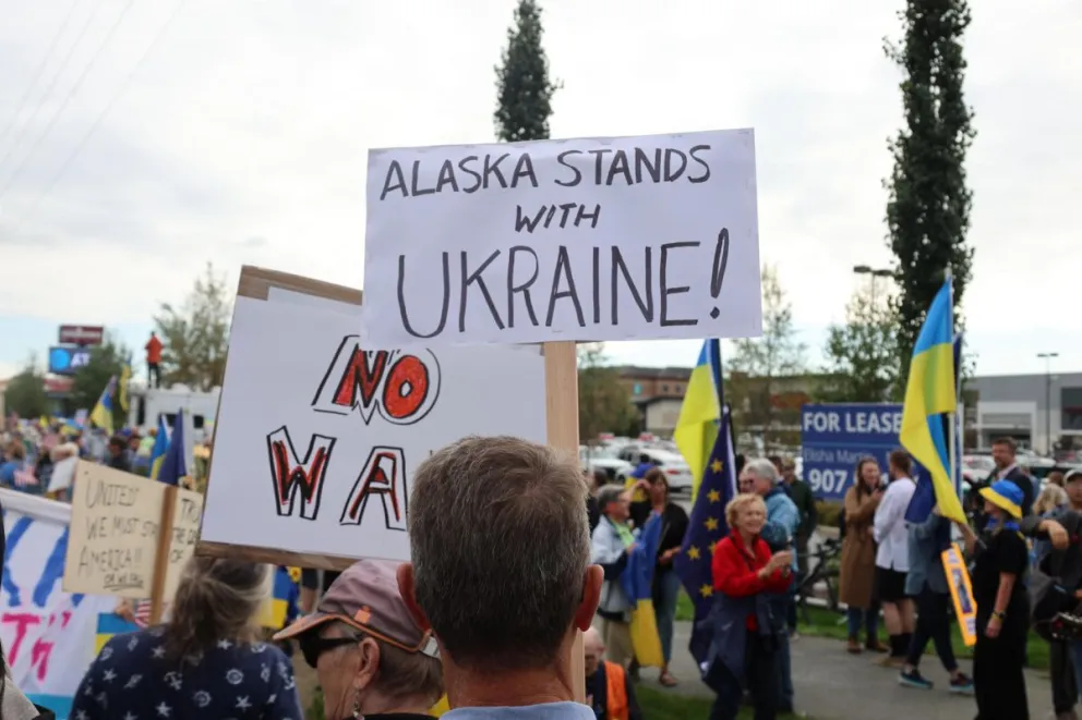 Personas protestan contra la reunión entre Trump y Putin en Anchorage, Alaska. Foto: EFE