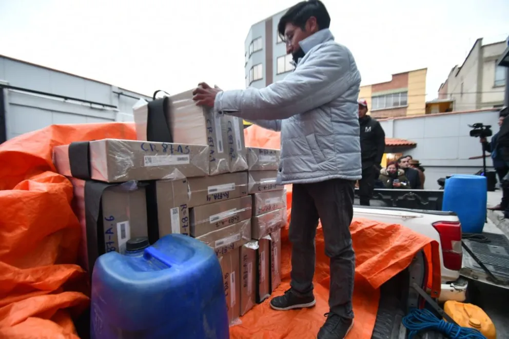 Personal del TED de La Paz organiza el material electoral para el envío a provincias. Foto: APG