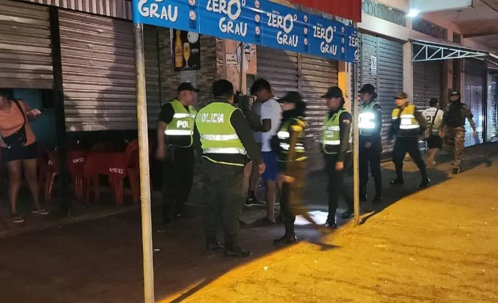 Policías anoche en un operativo en Santa Cruz. Foto: Comando Departamenetal