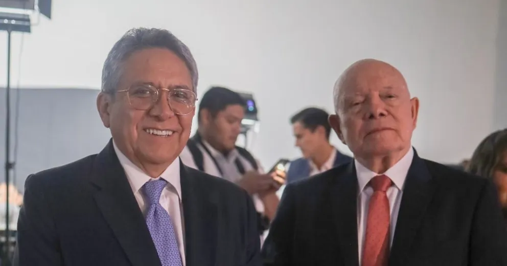 El presidente de los empresarios, Giovanni Ortuño, con el titular del Órgano Electoral, Oscar Hassenteufel. Foto: CEPB