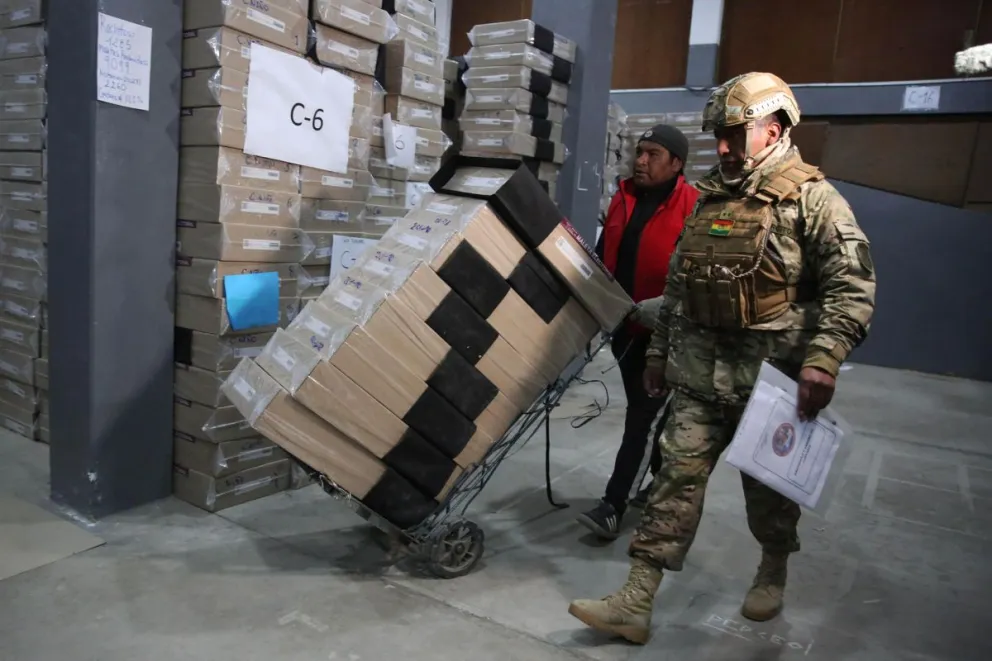 Personal de Tribunal Supremo Electoral (TSE) transporta material electoral este viernes, en La Paz (Bolivia). Foto: EFE