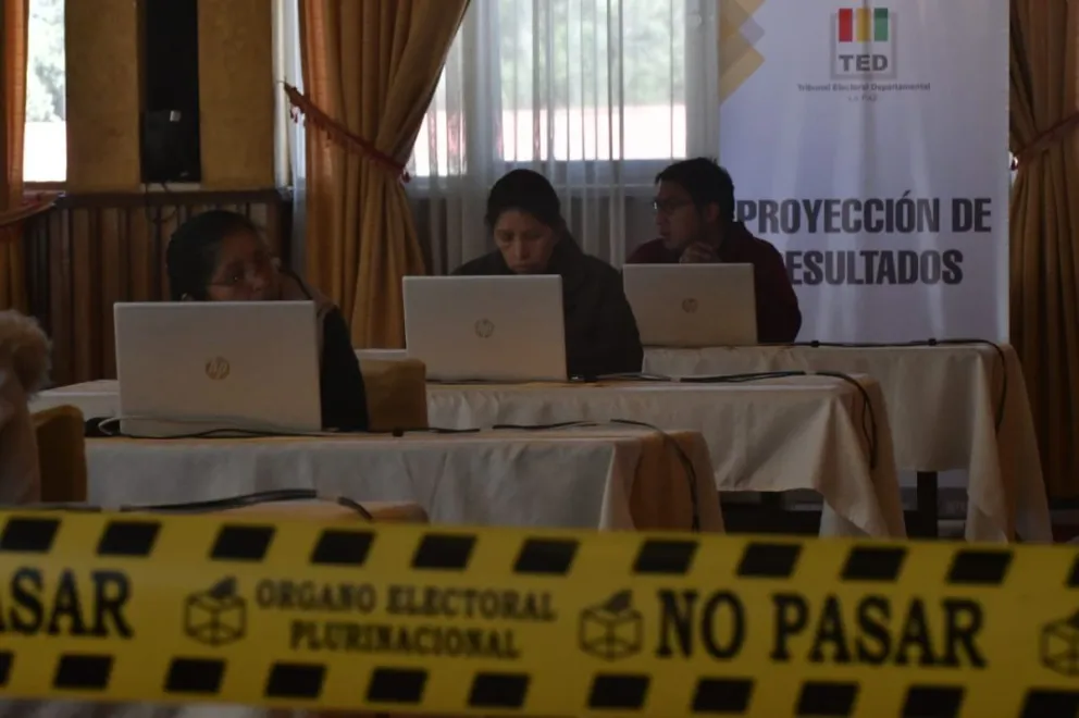 El Tribunal Electoral Departamental,durante un simulacro de cómputo electoral. Foto: APG
