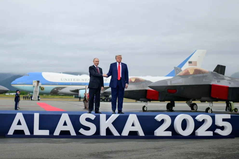 Foto tomada de la cuenta oficial de la red social X @WhiteHouse de la Casa Blanca del presidente de los Estados Unidos, Donald Trump (d), junto a su homologo de Rusia, Vladímir Putin, antes de una reunión este viernes, en Anchorage (EEUU). Foto: EFE