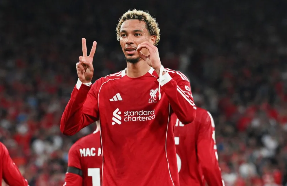 El francés Hugo Ekitik celebra el primer gol del Liverpool con un homenaje a Diogo Jota. Foto: Liverpool