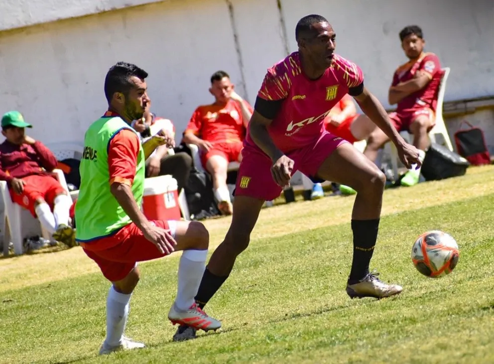 Abdiel Ayarza, jugador de The Strongest, domina la pelota marcado por un jugador de Ingenio. Foto: club The Strongest