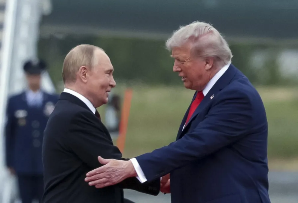 El presidente de Estados Unidos, Donald Trump (d), al recibir a su homólogo ruso, Vladimir Putin, en la Base Conjunta Elmendorf-Richardson, en Anchorage (Alaska, EE.UU.). Foto: EFE