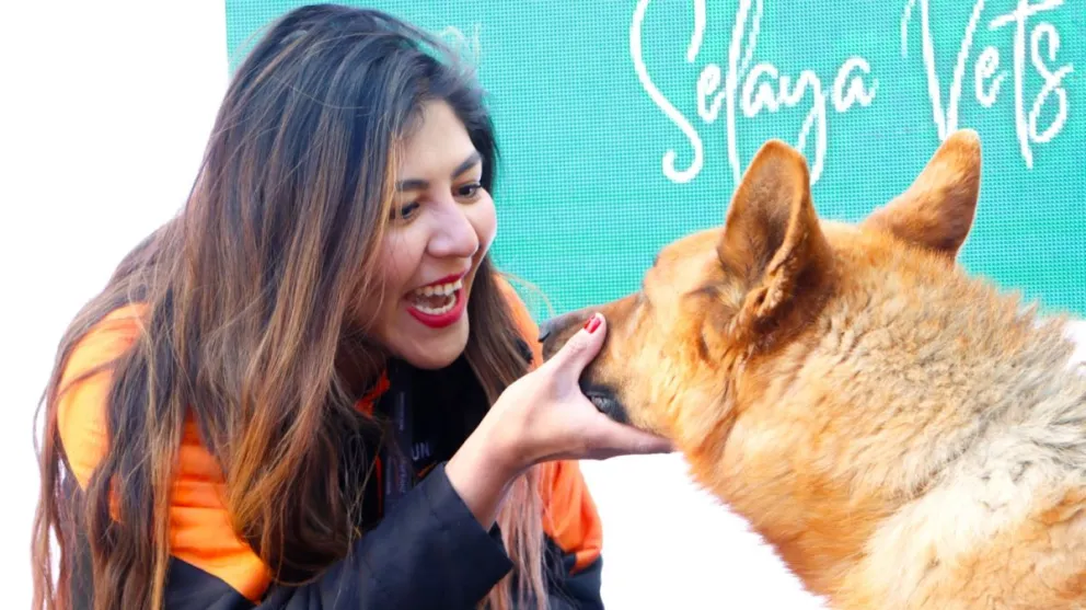 Álex, junto a una de sus fans. FOTO: Unifranz
