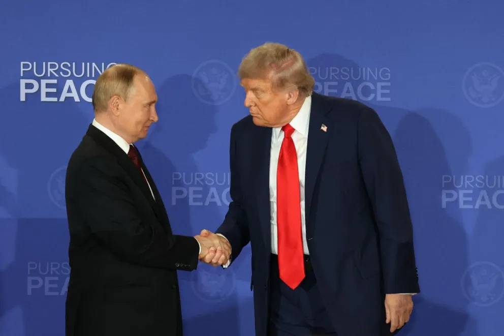 El presidente de Rusia, Vladímir Putin (i), y su homólogo de Estados Unidos, Donald Trump, se saludan este viernes, 15 de agosto, al finalizar una declaración conjunta, luego de la reunión "Persiguiendo la Paz", en Anchorage (Alaska, EE.UU.). Foto: EFE