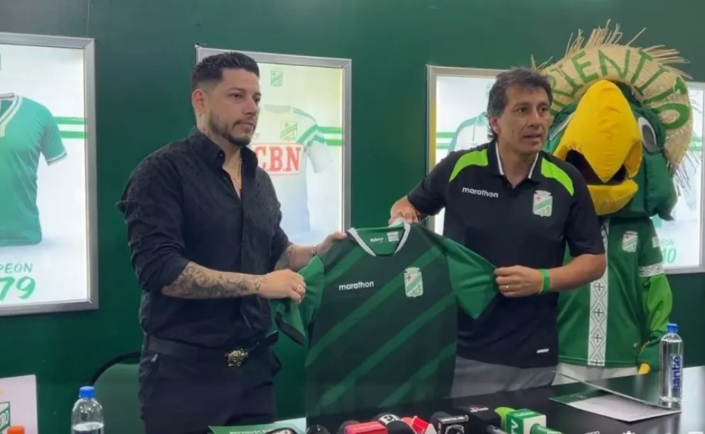 Gustavo Gutiérrez, dirigente de Oriente, presenta a Alvaro Peña como nuevo DT. Foto: COP