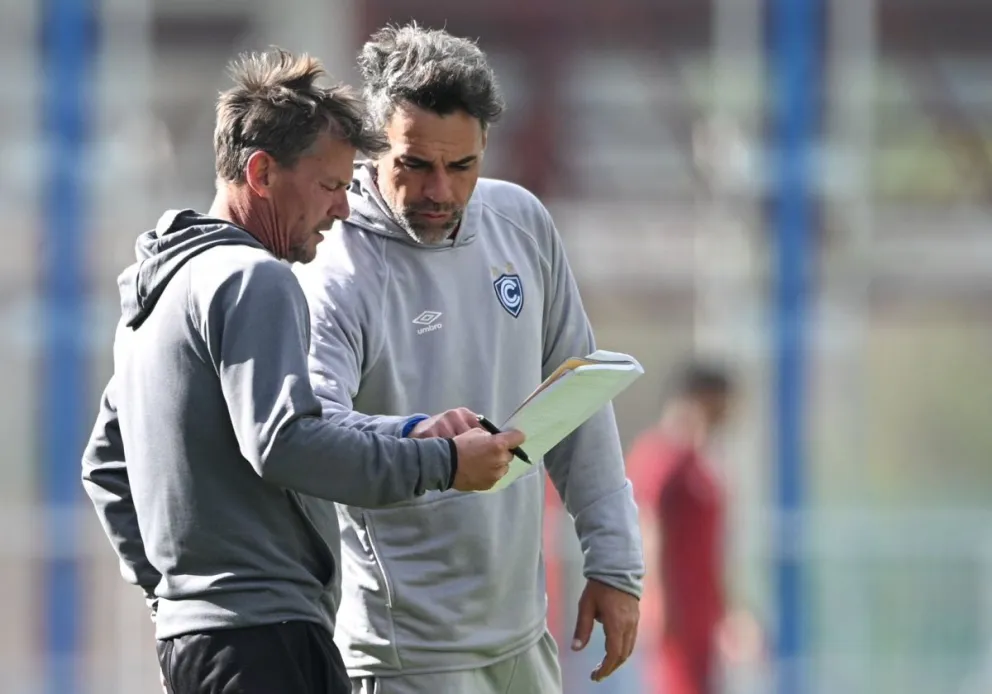 Carlos Desio, a la izquierda, conversa con su ayudante en un entrenamiento de Cienciano. Foto: CC