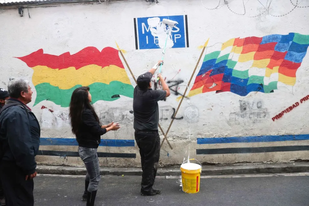 Fotografía del 10 de marzo de 2025 que muestra a una persona cubriendo el símbolo del partido Movimiento al Socialismo (MAS), en La Paz. Foto: EFE