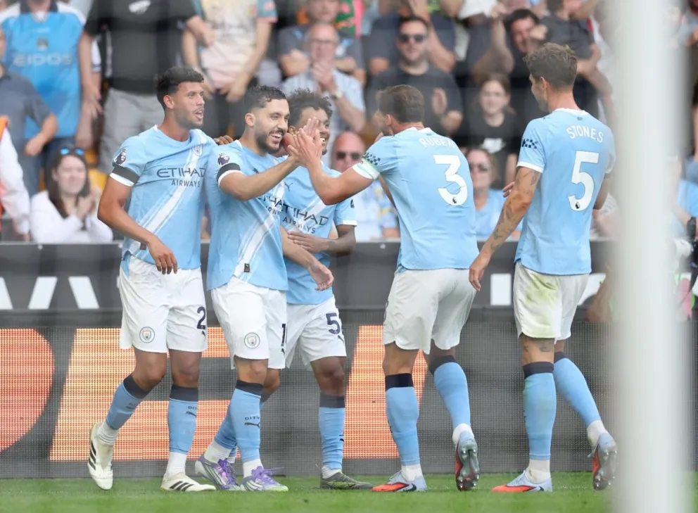 Rayan Cherki celebra un gol con sus compañeros durante el partido de la Premier League que han jugado Wolverhampton Wolves y Manchester City, Foto: EFE
