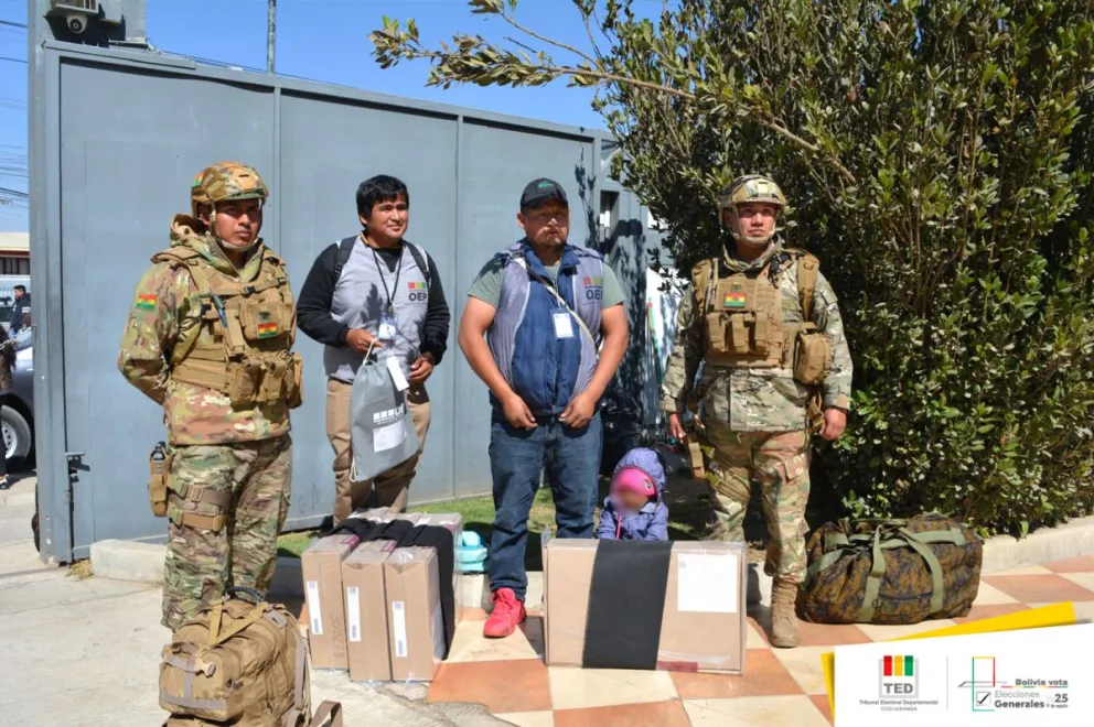 Material electoral custodiado por efectivos militares en Cochabamba. Foto: TDE Cochabamba