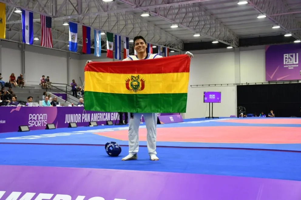 Montalvo con la bandera boliviana luego de su pelea por la presea de bronce. Foto: COB