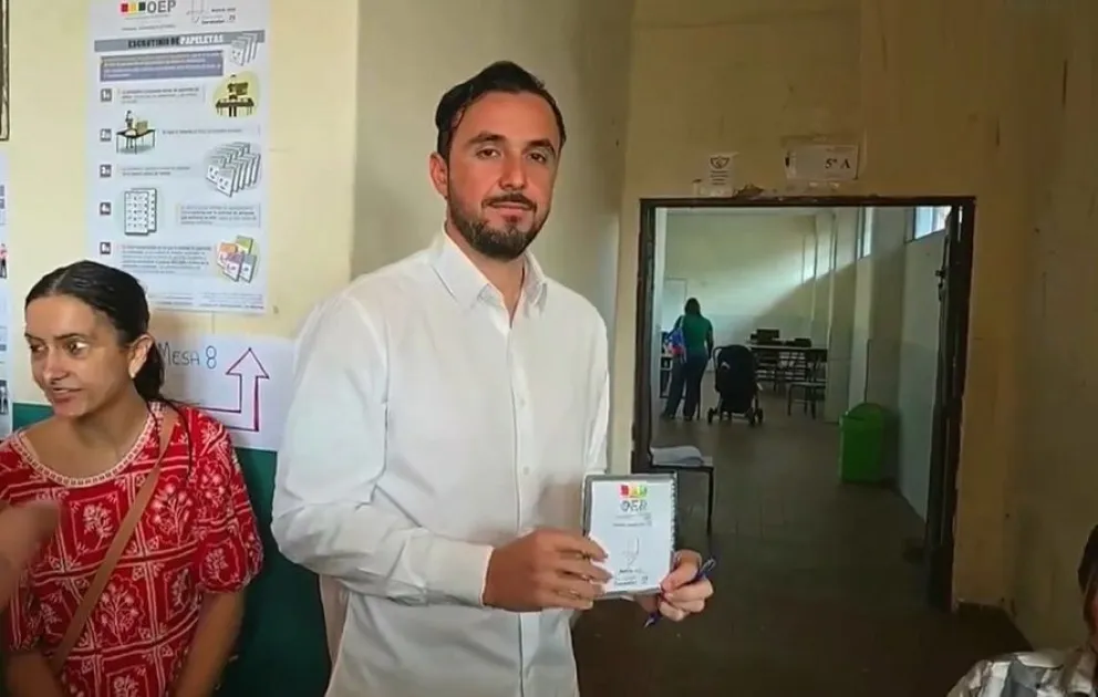 El candidato durante la emisión de su voto. Foto: Captura rrss
