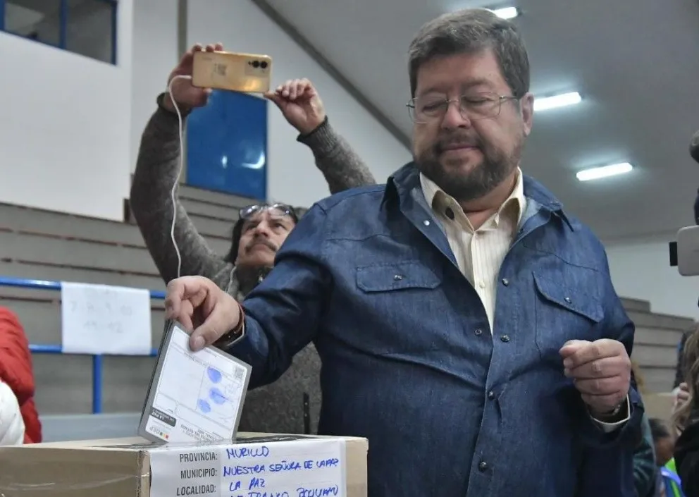 Doria Medina emite su voto en La Paz, este domingo. Foto: APG 