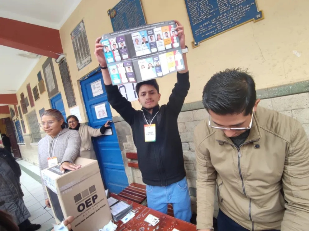 Un jurado muestra la papeleta de votación, este domingo. Foto: Paulo Lizárraga / Visión 360
