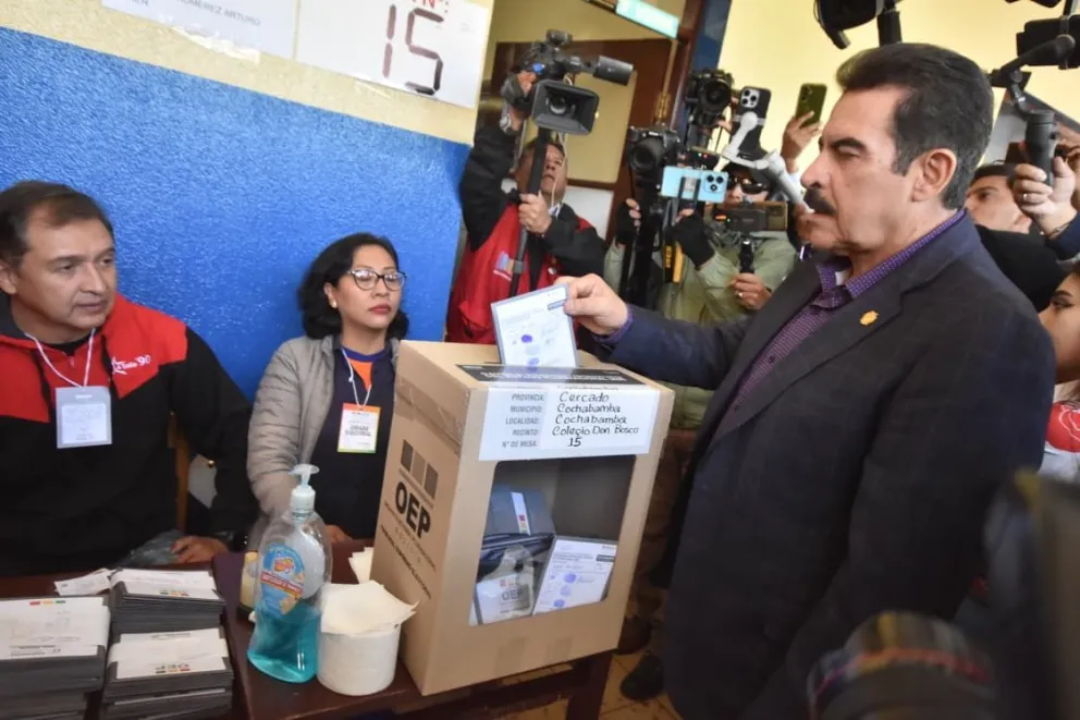 El candidato presidencial Manfred Reyes Villa durante su sufragio. Foto: APG