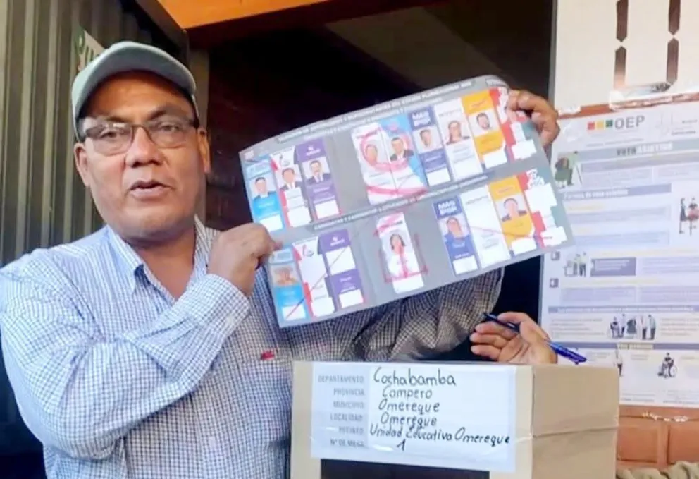 El diputado Héctor Arce muestra su papeleta de votación